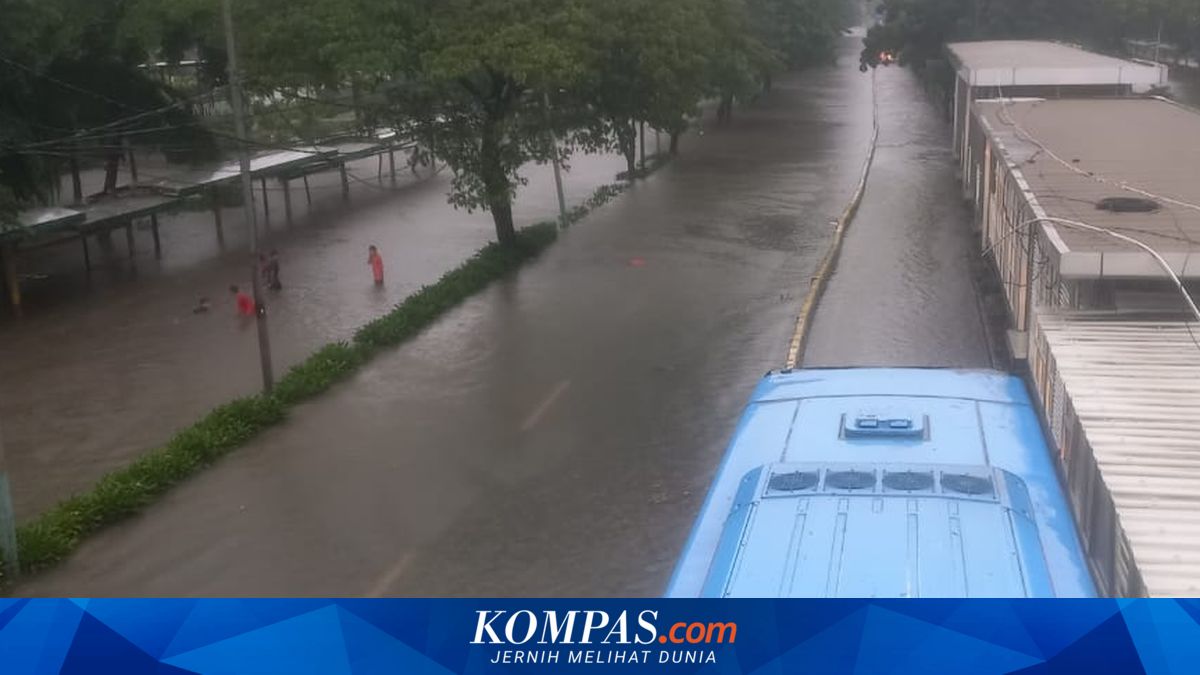 Several Transjakarta Routes Diverted as Jakarta Flooding Hits Sunday Morning