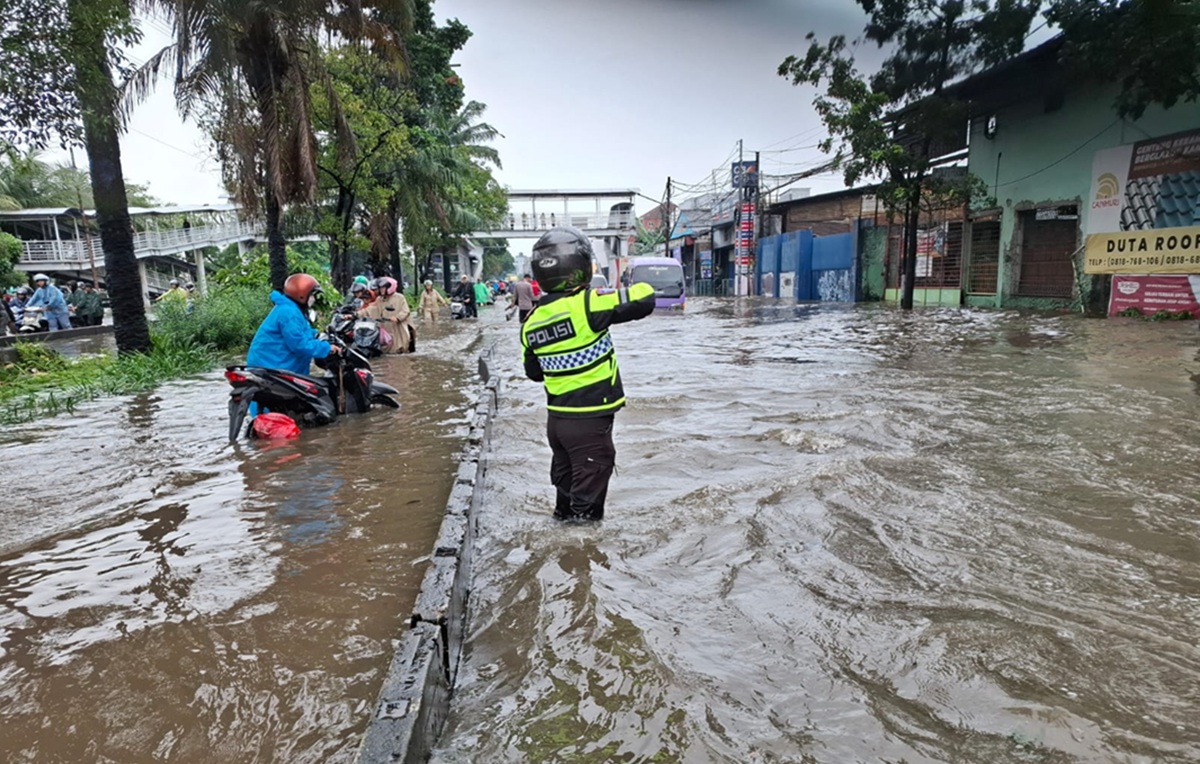 Heavy Rain Floods 75 RT and 19 Roads in Jakarta