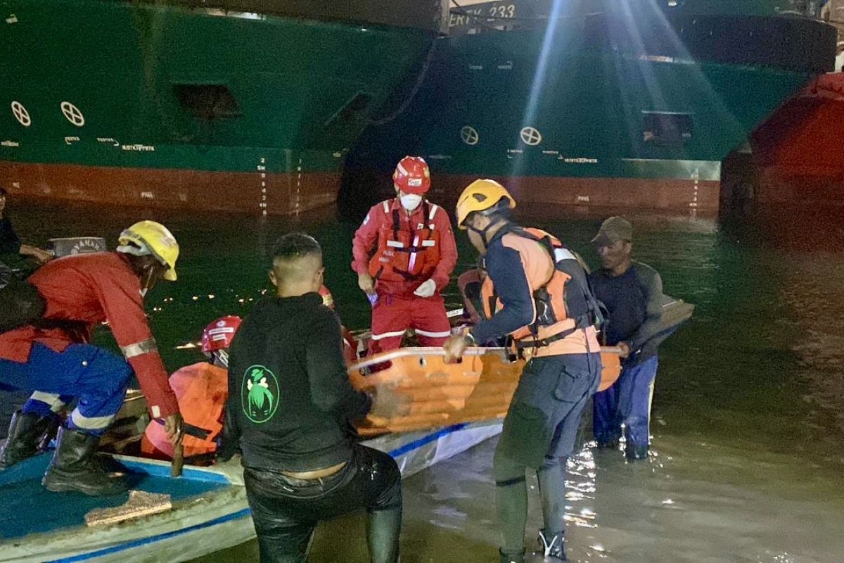 SAR Team Finds Tugboat Crew Member From Capsized Vessel at PT ASL Batam Safe