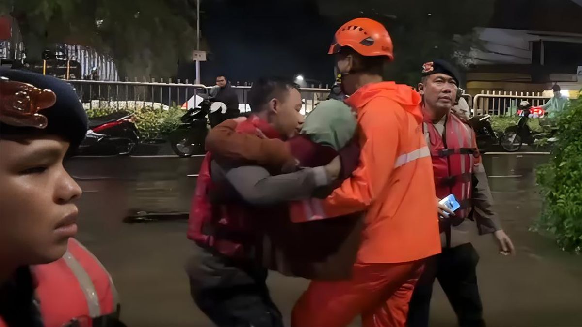 Flood in Pondok Karya, South Jakarta Reaches 1.7 Metres; 84-Year-Old Evacuated