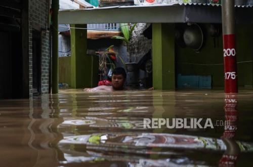 Kebon Pala Flooded to 1.5 Metres, Floodwaters Submerge Household Furnishings and Disrupt Road Access