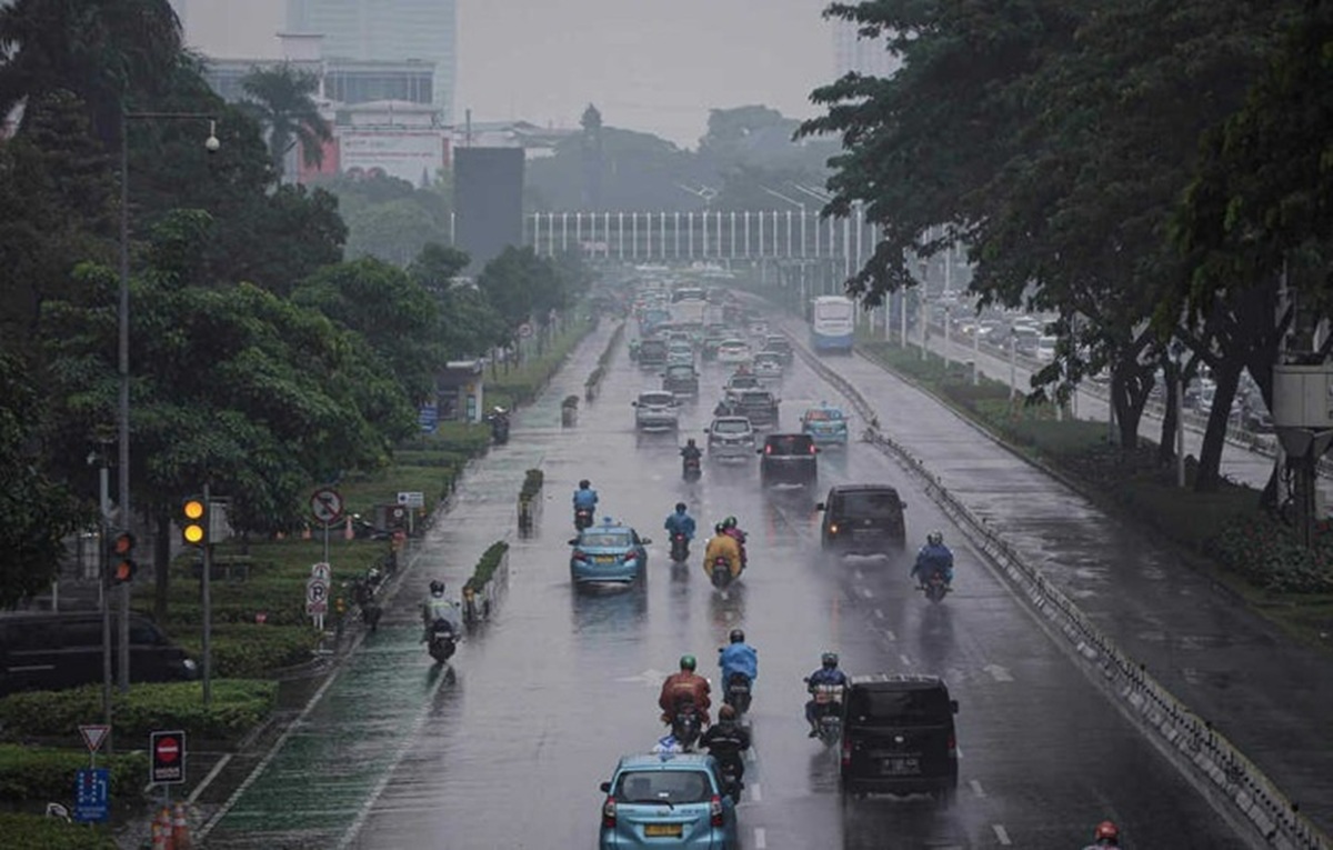 Seventeen Trans-Jakarta Routes Adjusted Following Flooding Triggered by Heavy Rain