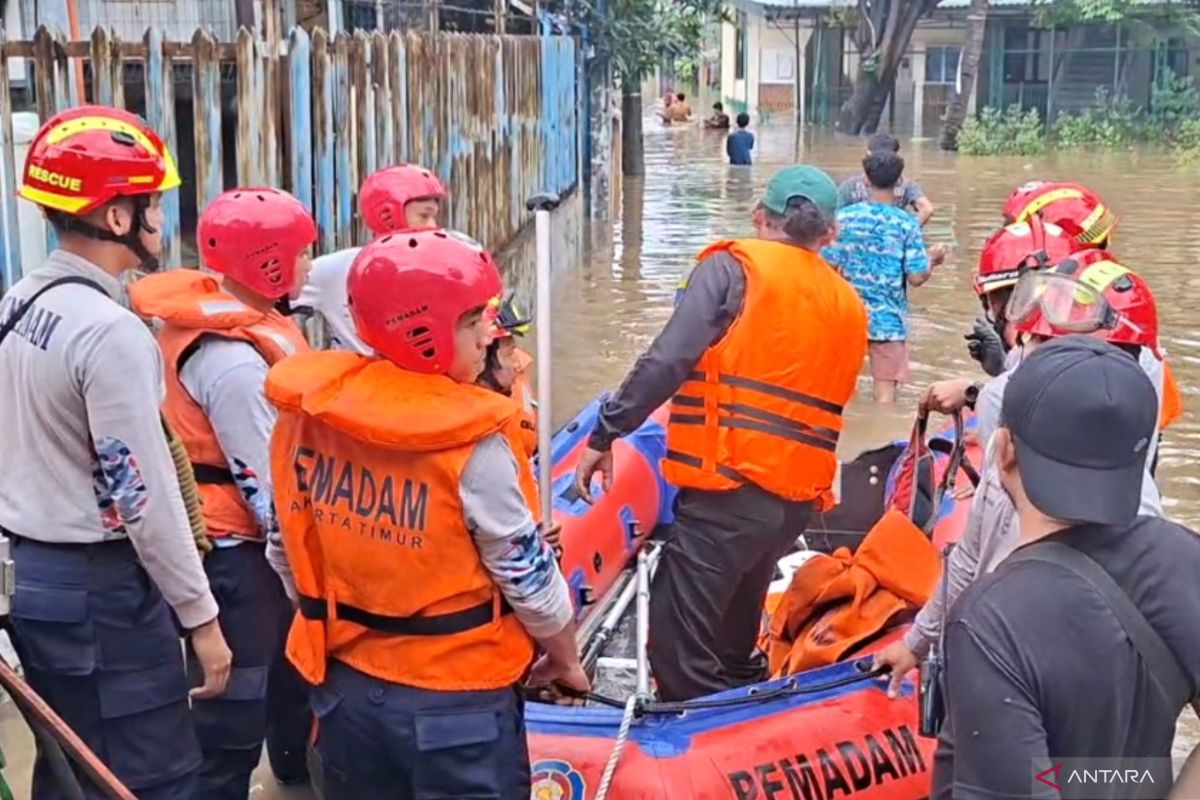 Elderly and infants evacuated from flood location in Cipinang Melayu