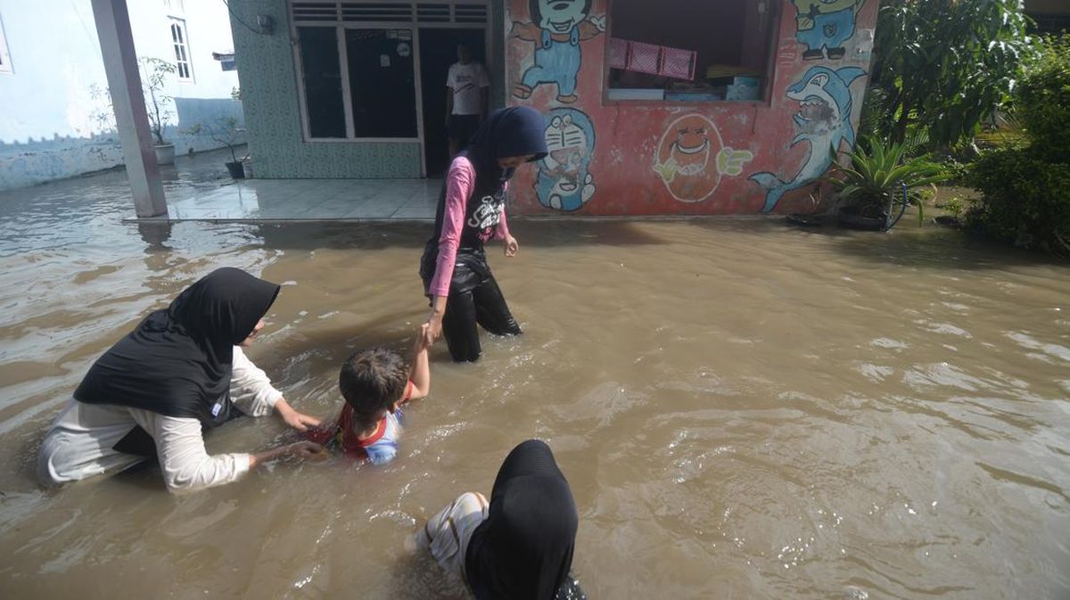 Floods Drench 10 Areas in Bekasi City After Overnight Heavy Rain