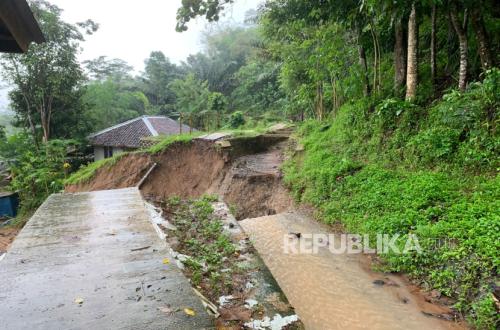 More than 100 Homes Damaged by Ground Movement in Sukabumi, Regent Declares Emergency Status