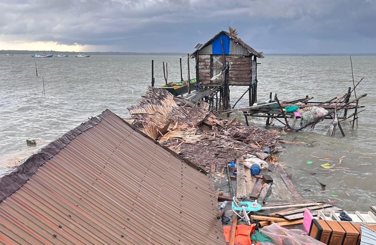 Strong winds batter Kotabaru fishermen's settlements