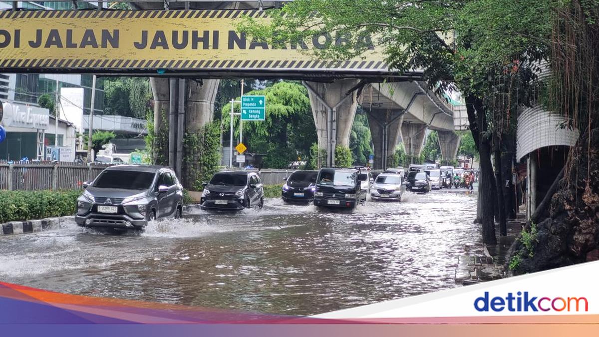 Flooding in Mampang, South Jakarta Causes Traffic Congestion