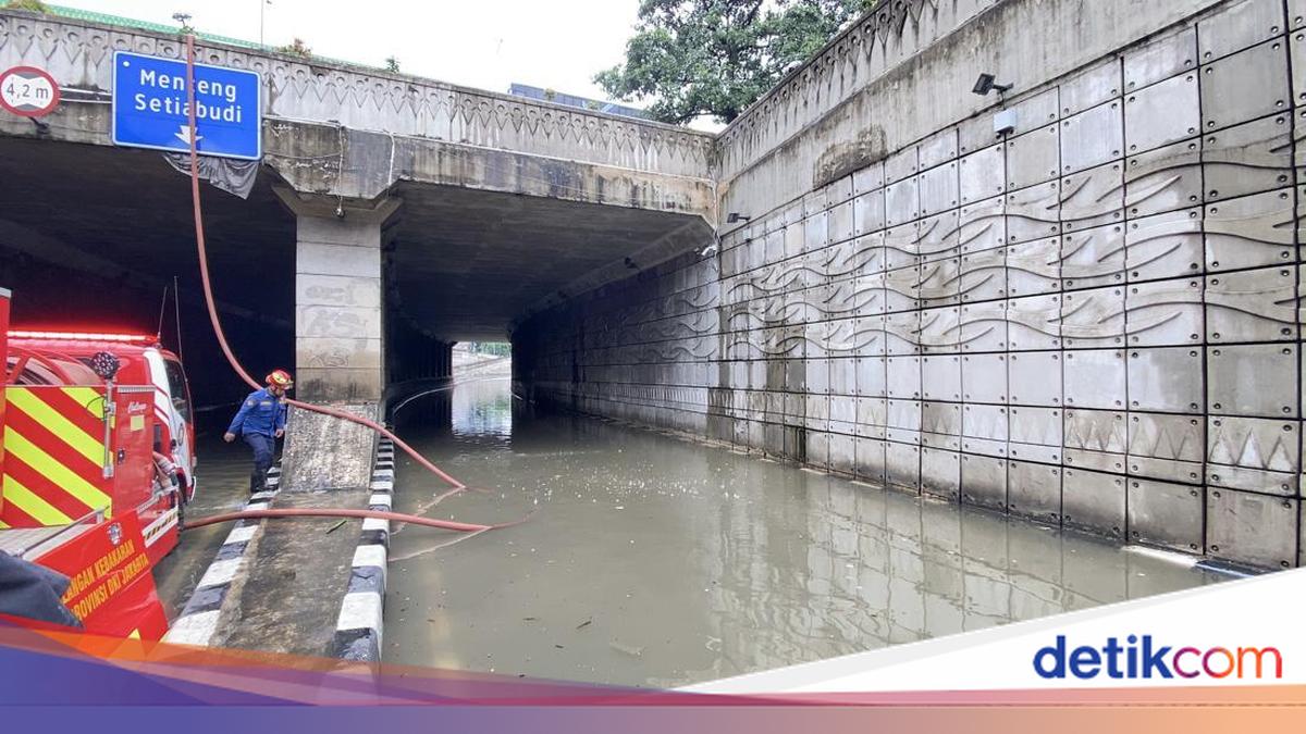 Mampang Prapatan Underpass Flooded in South Jakarta, Vehicles Unable to Pass