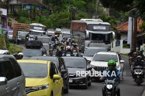 Smile-Unravelling Traffic Team Ready on Lebaran Mudik Routes, West Java Police: Aiding Mudik Travellers to Avoid Congestion