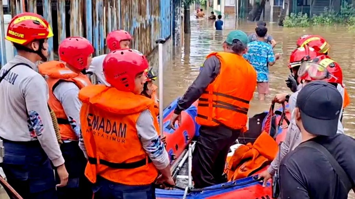 Floodwaters Reach 1.5 Metres, Rescue Officers Evacuate Residents in Cipinang Melayu