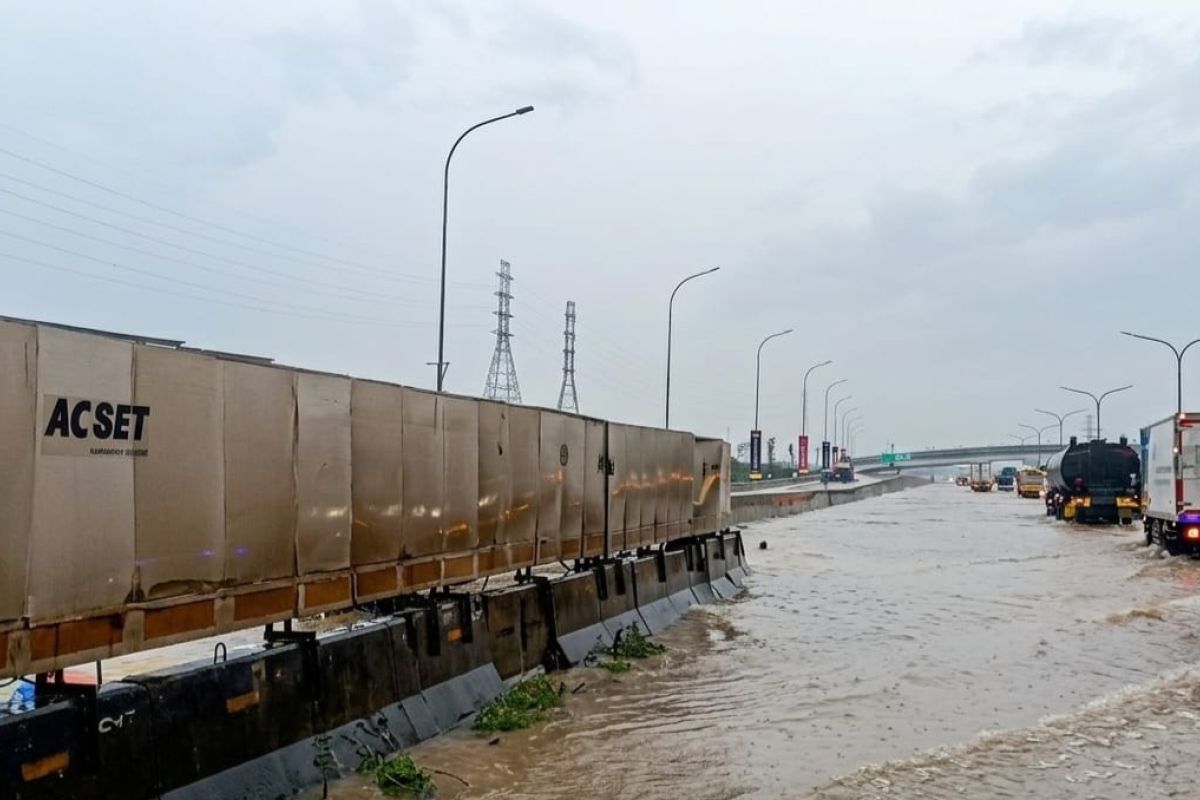 Jakarta–Tangerang Toll Road briefly inundated as heavy rainfall causes flooding