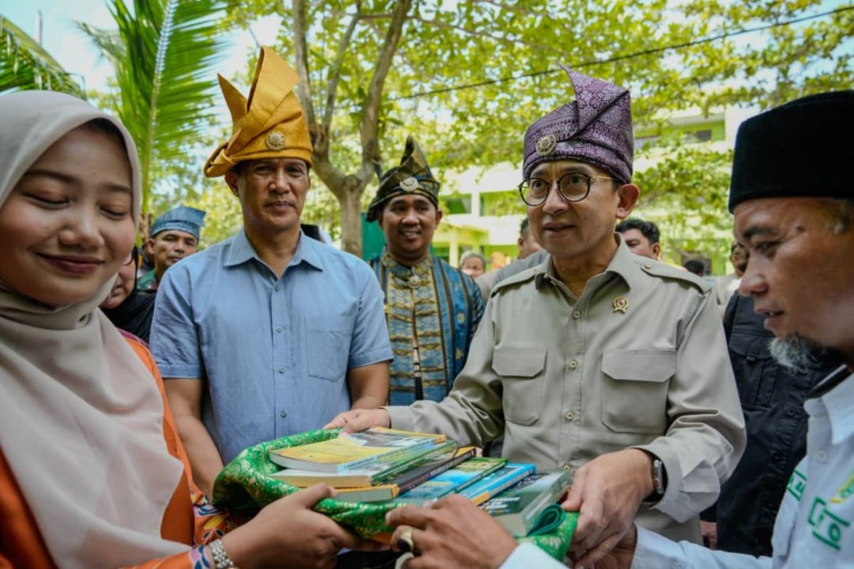 Culture Minister Provides Flood Recovery Aid to Jam’iyah Mahmudiyah Institute