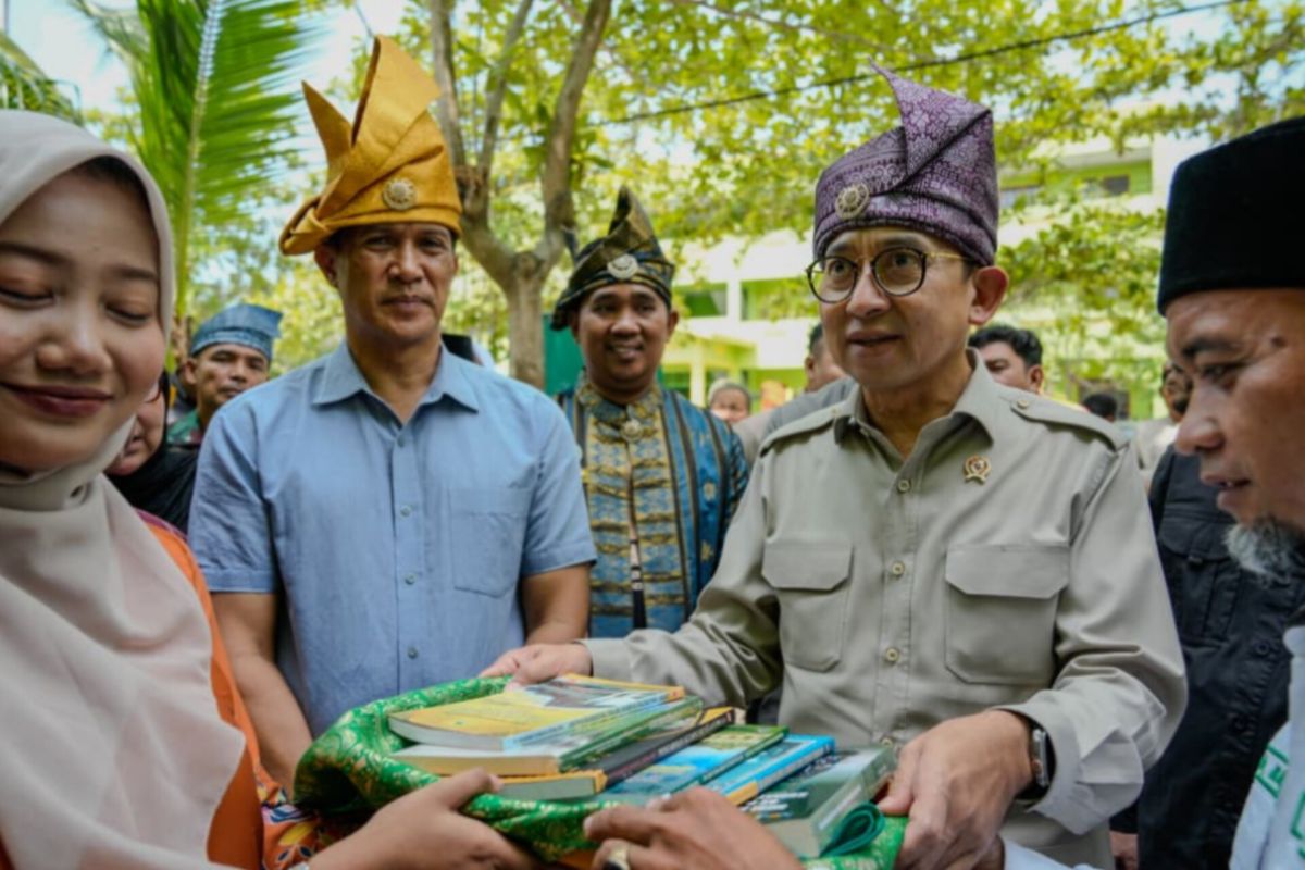 Culture Minister Fadli Zon Hands Over Post-Flood Assistance to Residents in Aceh Tamiang
