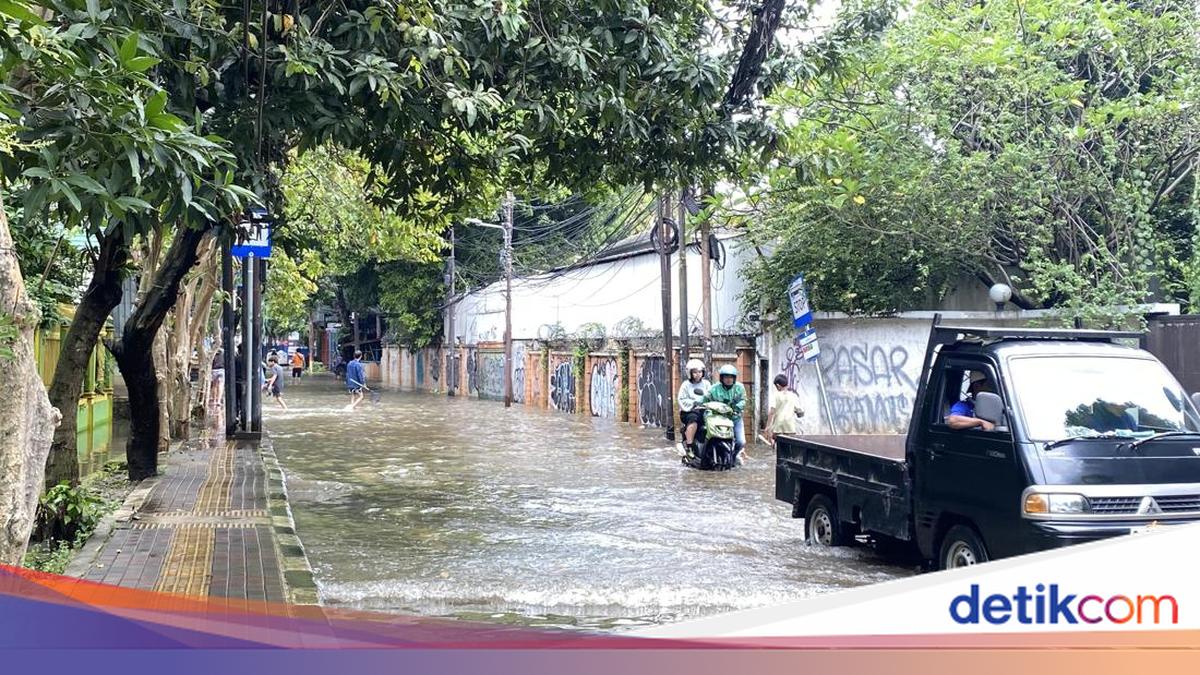 Riders Drive Motorcycles Through Floodwaters in Kemang–Mampang, South Jakarta