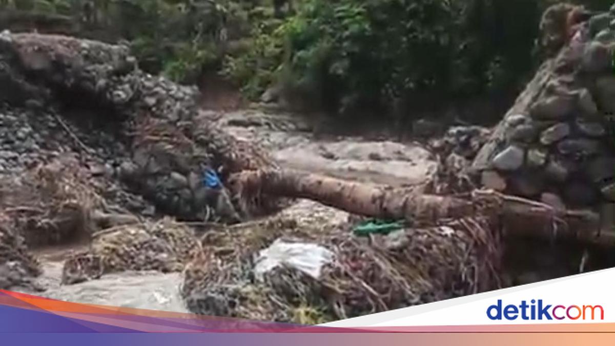 121 Households in Bima Isolated After Bridge Washed Away by Flooding