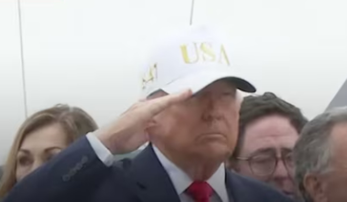 Trump greets the coffins of six US soldiers killed in Iran conflict