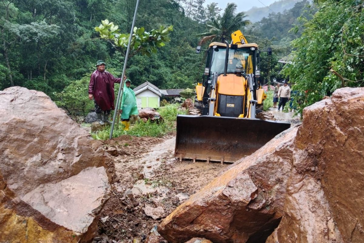 Kudus BPBD Tackles Eight Landslide Sites and Reopens Road Access for Residents