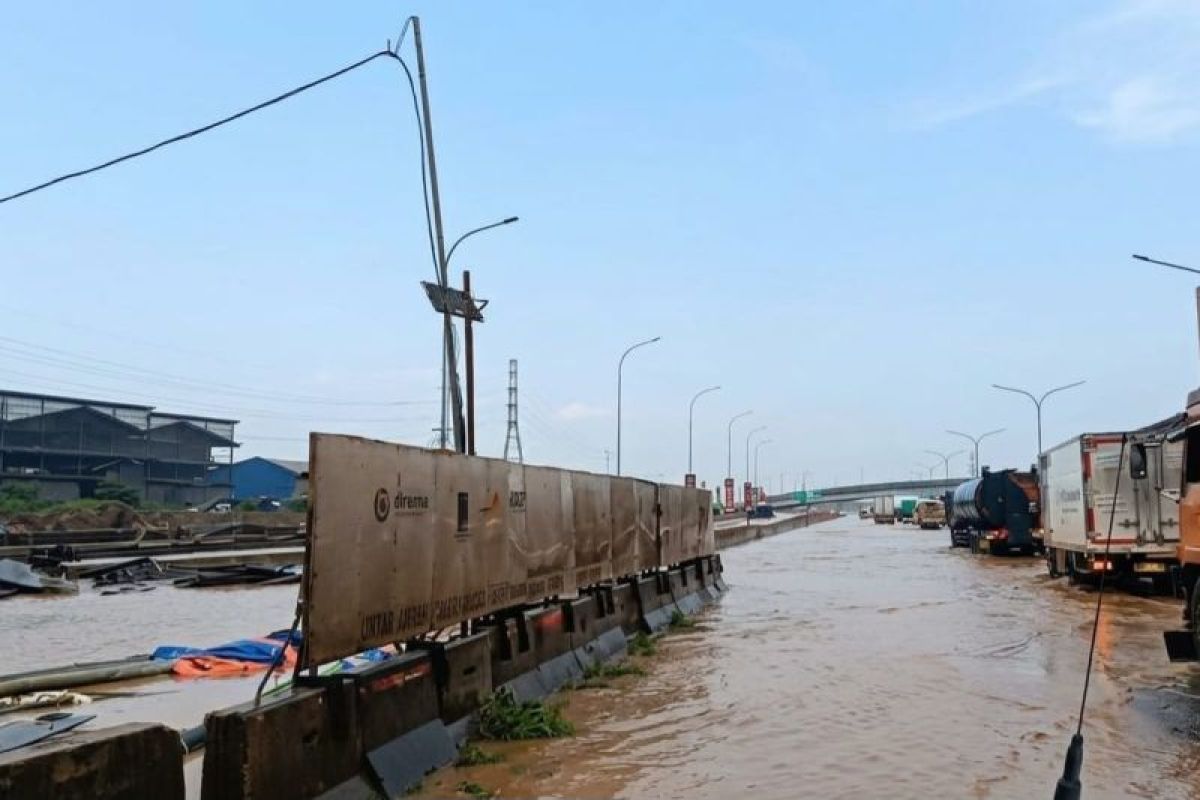 Flooding on the Jakarta–Tangerang Toll Road caused by heavy rainfall