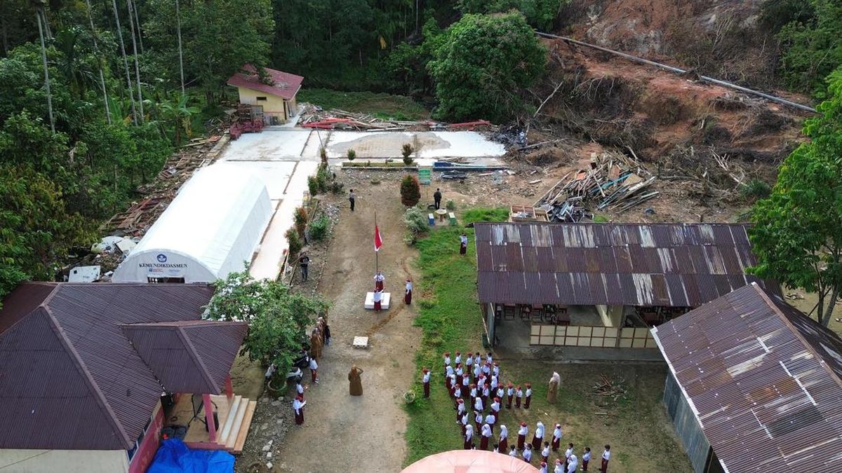 Four months after the Sumatra floods, some students are still learning in tents
