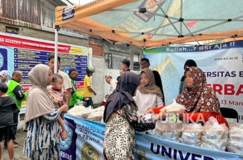 Ramadan Spirit: UBSI Fatmawati Campus Distributes Blessings to Local Residents and Breadwinners