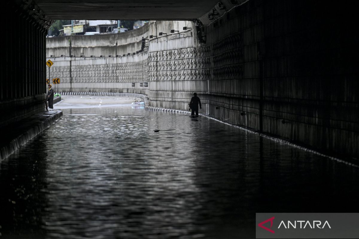 Sunday Afternoon Floods Still Inundate 115 RTs and 16 Roads in Jakarta