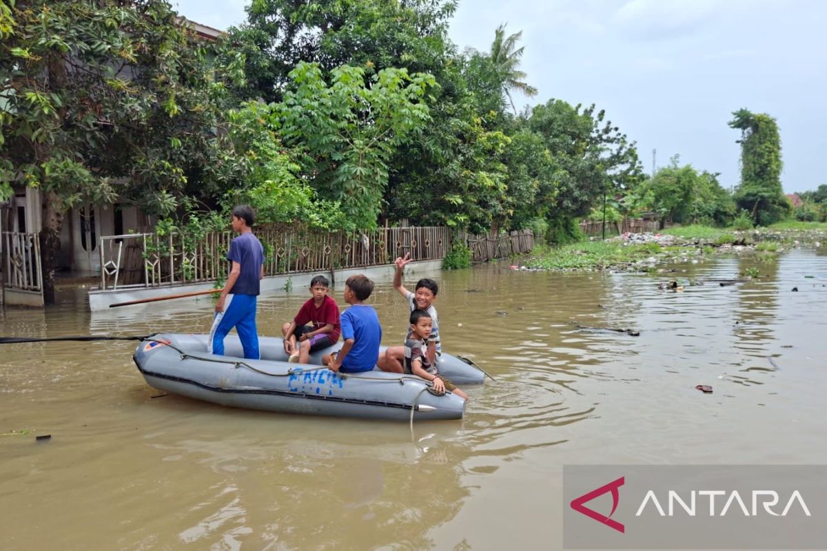Floods submerge 573 homes in Serang City, two buildings collapse