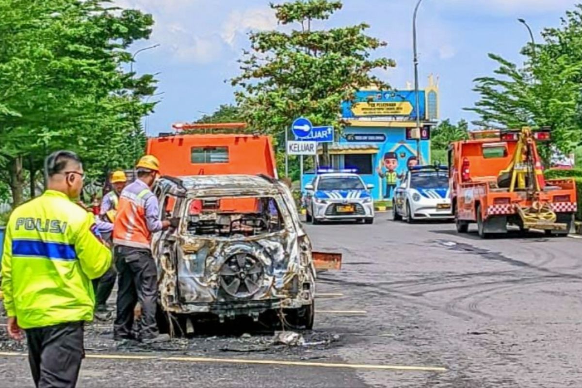 A car caught fire while parked at the Cipali Toll rest area