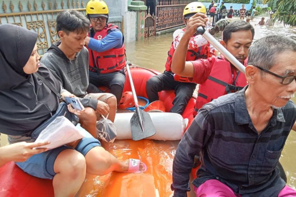 PMI Tangerang deploys 27 personnel to evacuate flood-affected residents