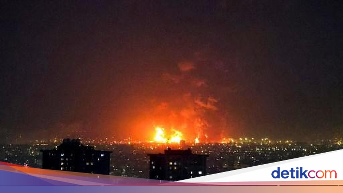 Tehran Fuel Distribution Temporarily Halted After Oil Depots Attacked by the US