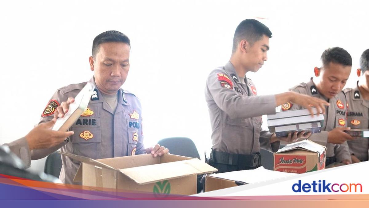 Bogor Police Chief and Colleagues Pool Resources to Endow 2,000 Qur'ans for the Community