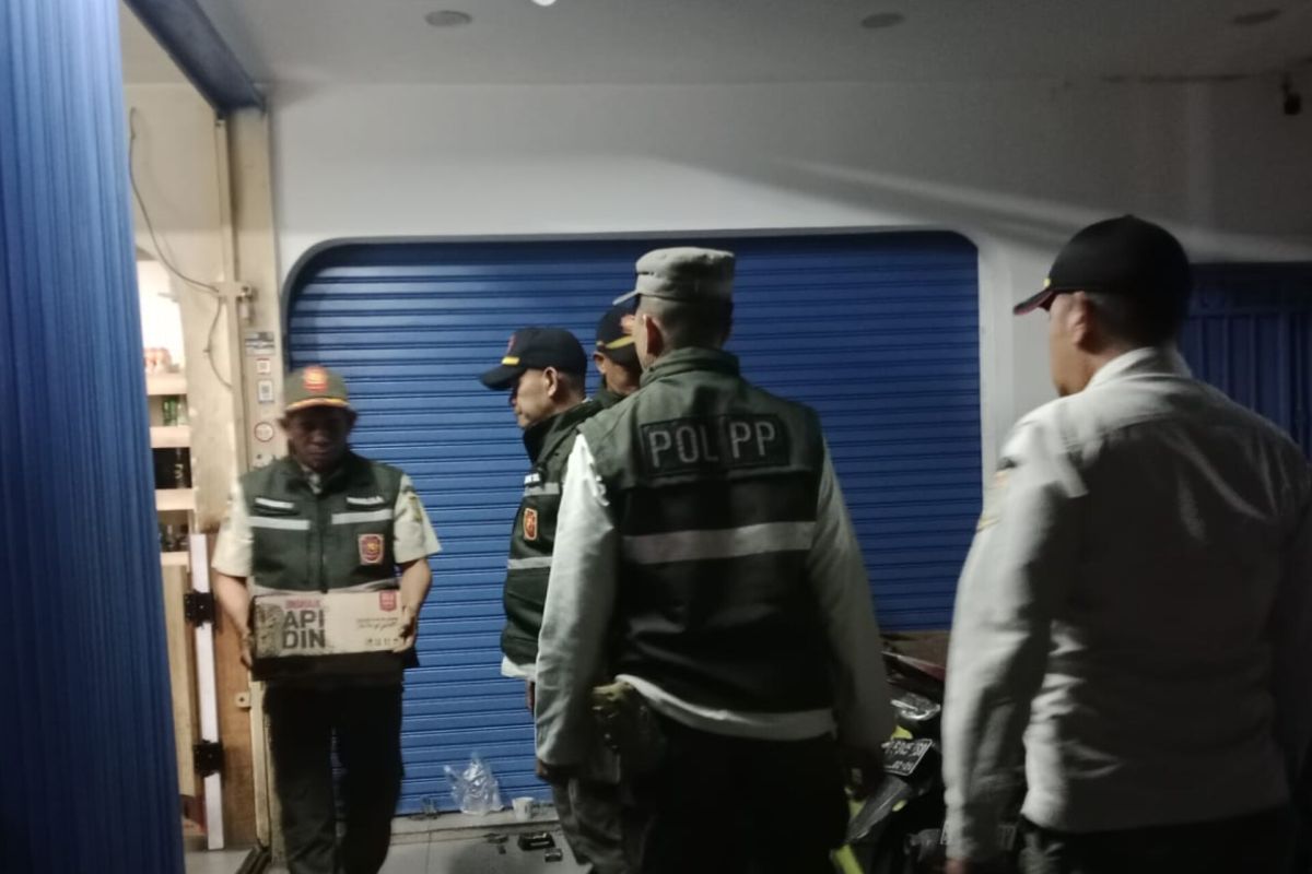 Satpol PP crackdown on illegal alcohol sellers in Tebet and Kebayoran Baru