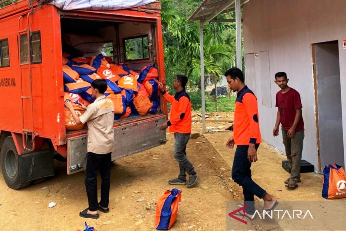 BNPB supplies basic needs to refugees in huntara Beutong Ateuh, Nagan Raya