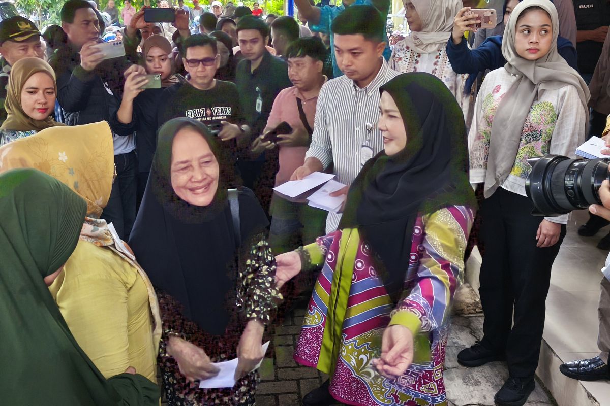 1,202 flood-affected residents in Bandar Lampung receive aid