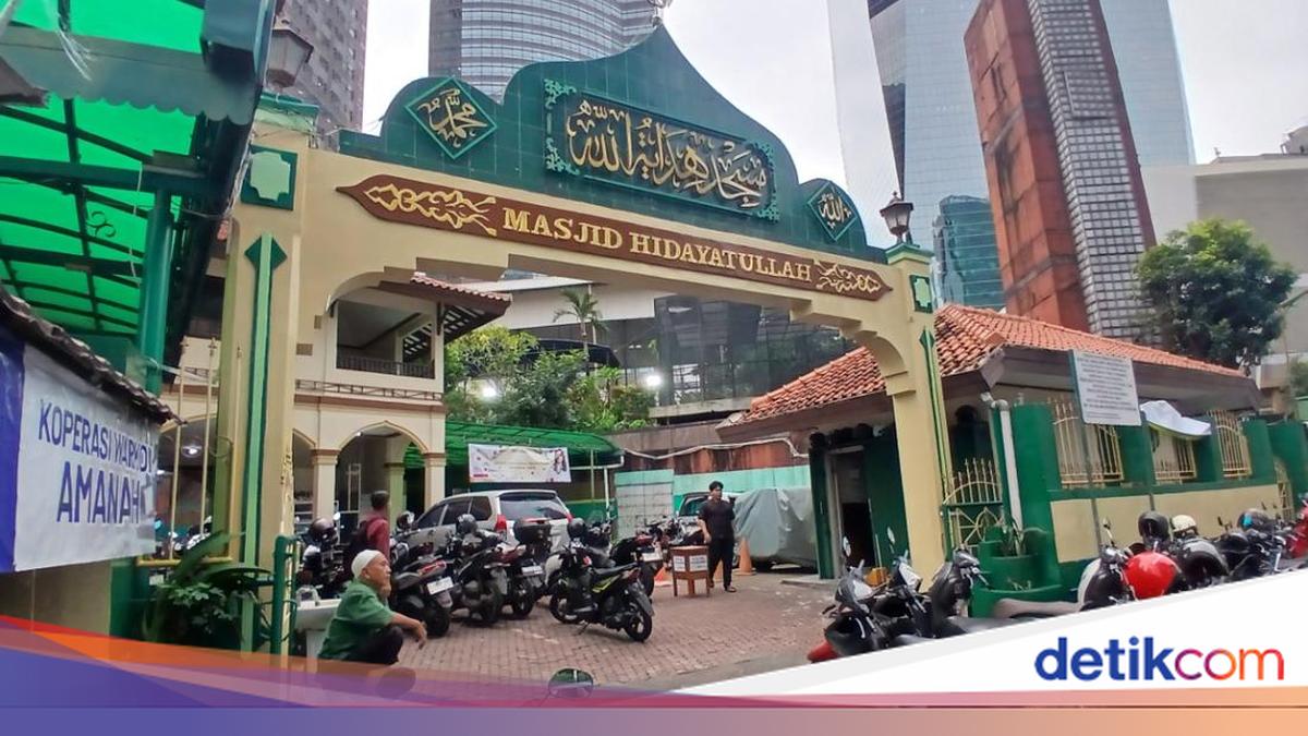 Waiting for Maghrib Amid Jakarta’s Kuningan Concrete Jungle