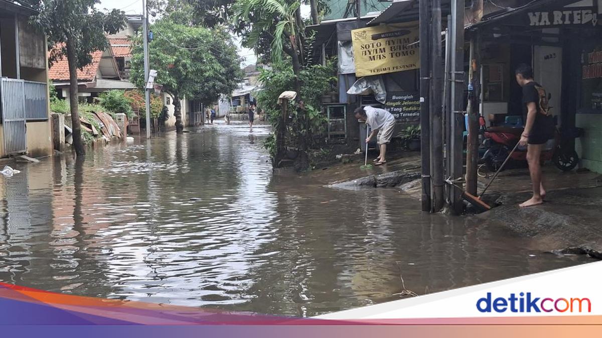 Flooding in Pela Mampang, South Jakarta Nears Two Metres as Water Recedes