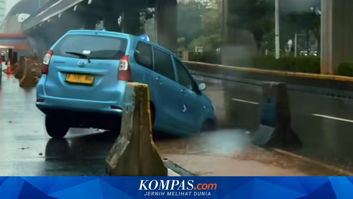 Taxi sinks into a pothole on Rasuna Said Street due to water pooling