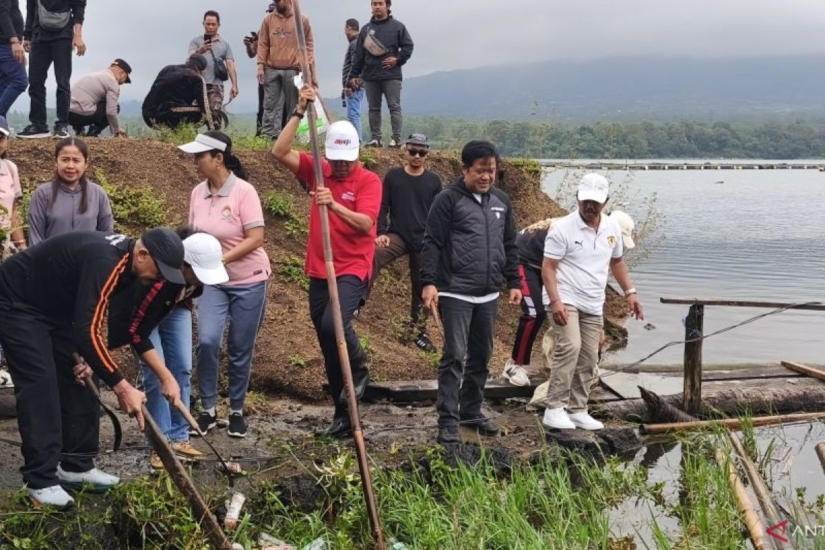 Bangli Regency cleans up litter at Lake Batur