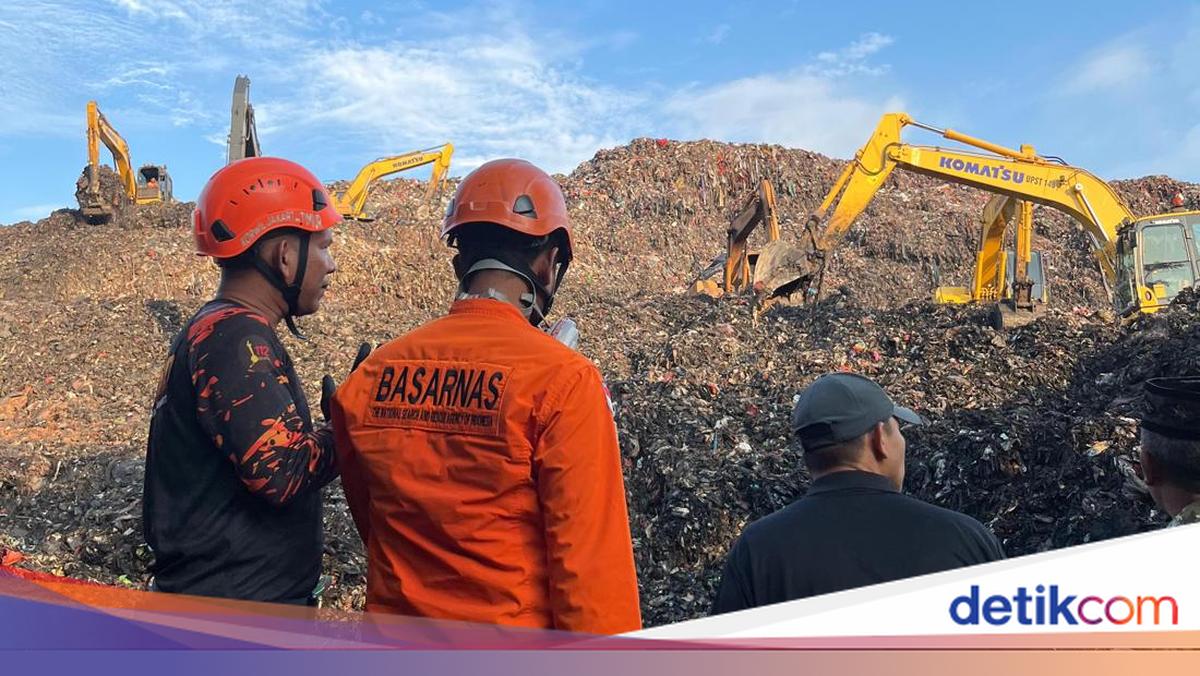 Landslide at Bantargebang landfill buries trucks and warungs; three dead