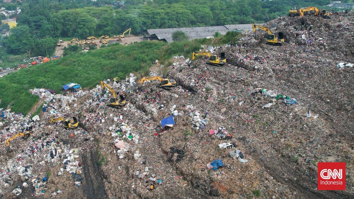 Waste mountain at Bantargebang landfill, Bekasi collapses; three people killed
