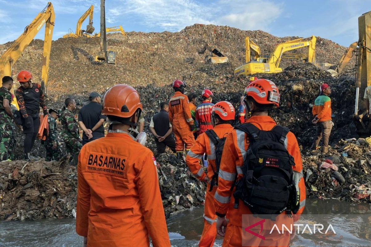 Three people killed as waste landslide buries Bantargebang Integrated Waste Processing Facility
