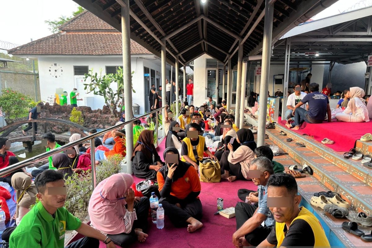 Tanjungpandan Prison Allows Inmates to Break Fast With Their Families
