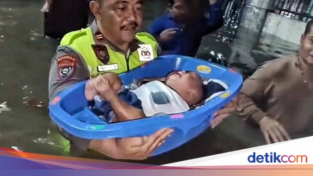 Banten Police Evacuate Toddler From Flooding in Cibeber, Cilegon City