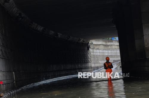 Flooding of Mampang Underpass Blocks Road Access