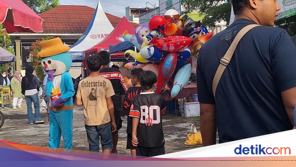 Clowns and street children proliferate at Mataram's takjil centres, pressuring visitors to hand over money