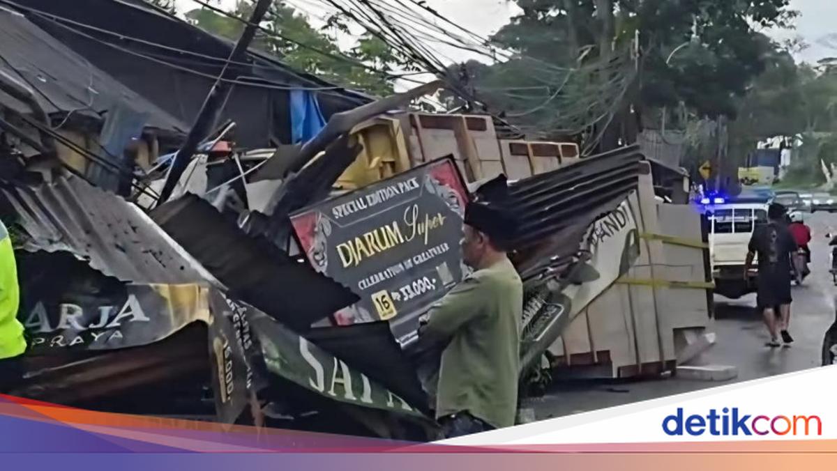Drowsy driver causes truck carrying Hebel blocks to crash into a warung and three motorbikes in Bogor