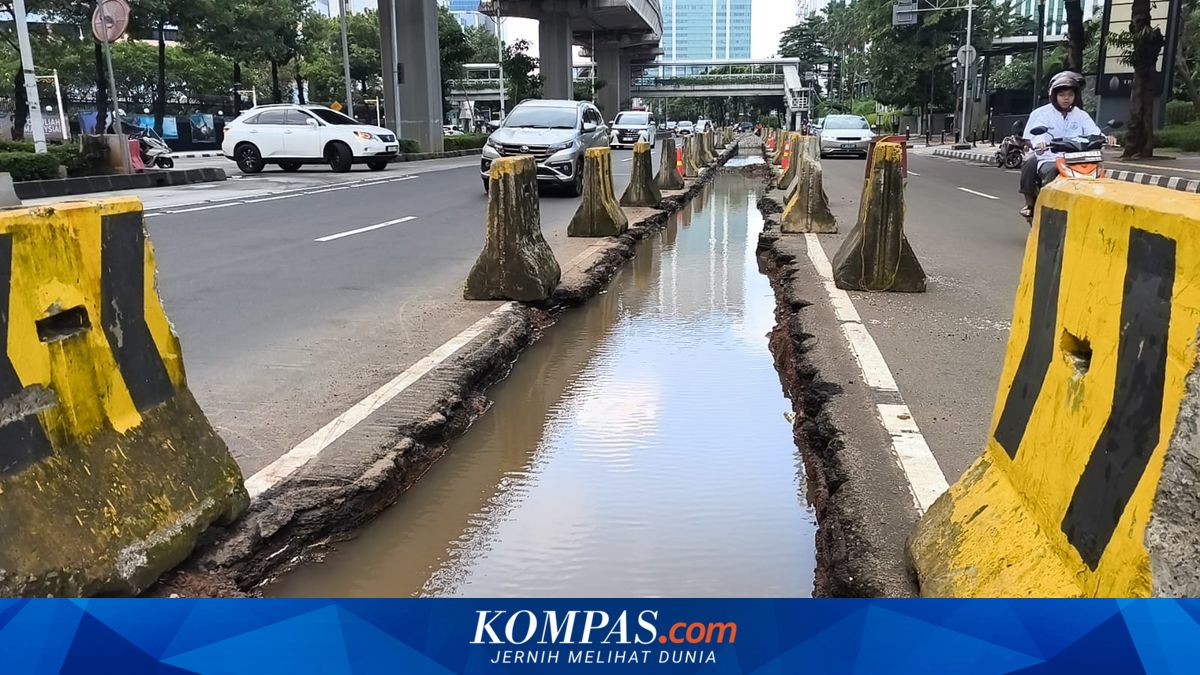 Drain-like Excavation on Rasuna Said Street Causes Taxi to Sink