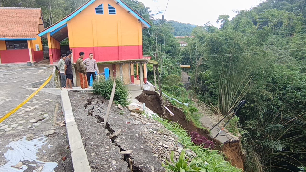 Paguyangan Landslide in Brebes Cuts Road Access; Local Government Plans Relocation