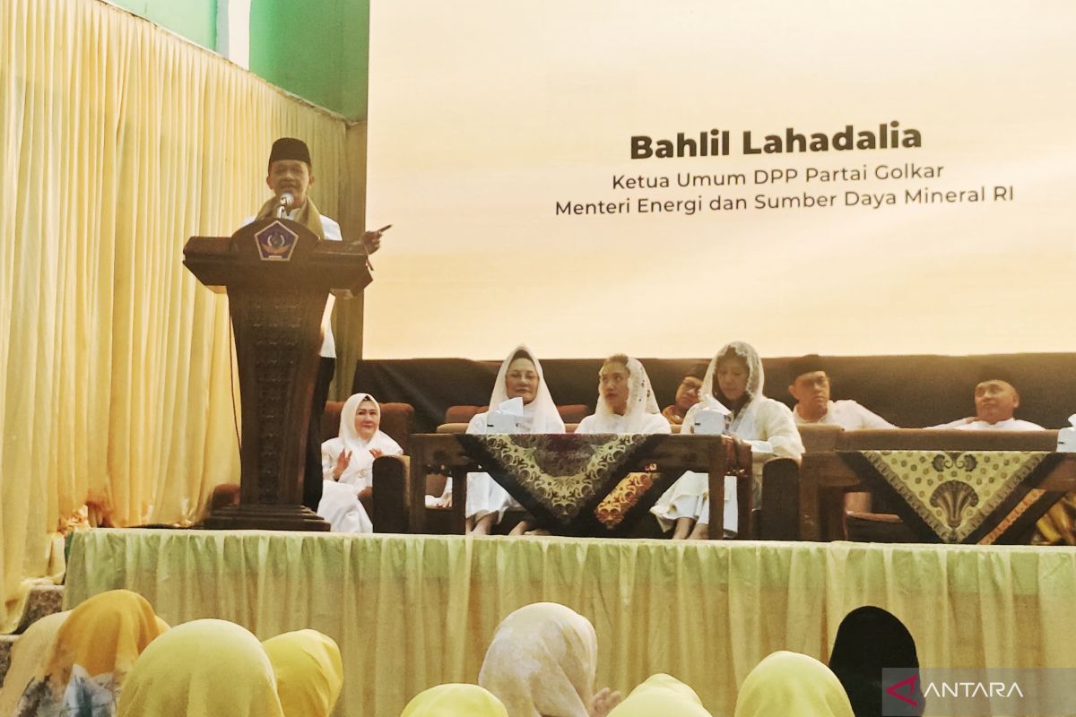 Fostering ties at Azzainiyyah Pesantren, Bahlil provides motivation to santri