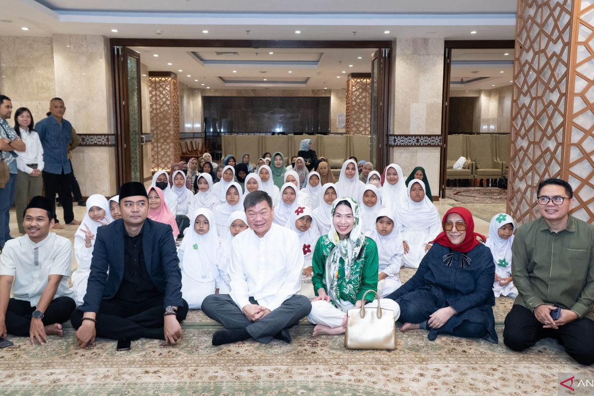 Singapore Embassy hosts iftar for orphans at Istiqlal Mosque