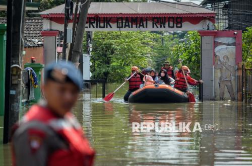 Two-Metre-High Floodwaters Inundate Periuk Damai Housing Estate in Tangerang, Residents Evacuated